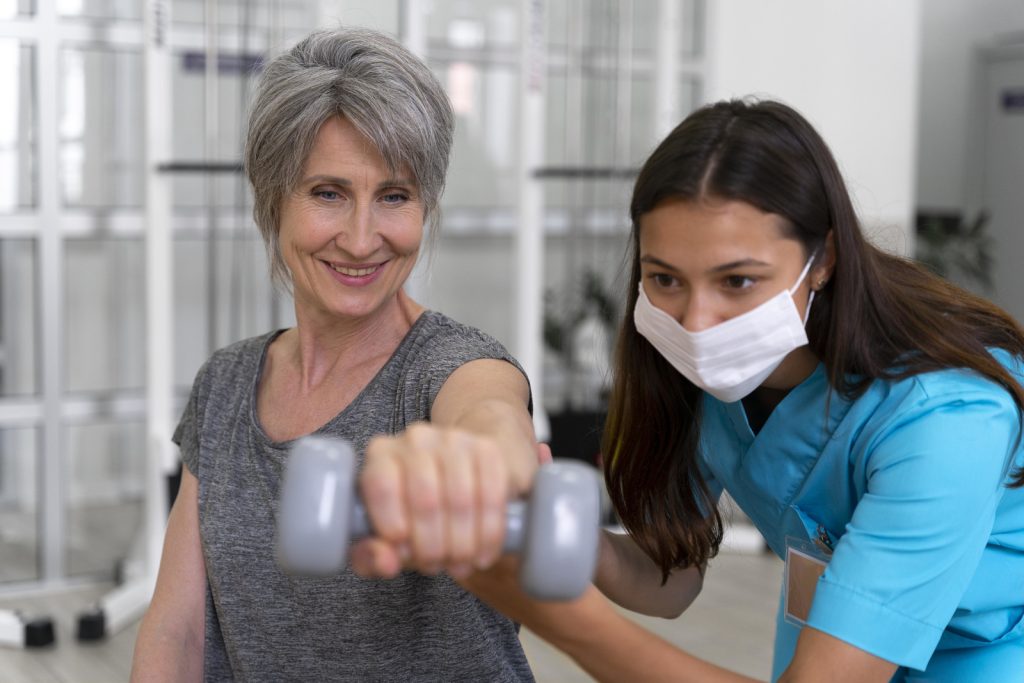 Assistente médico ajudando paciente