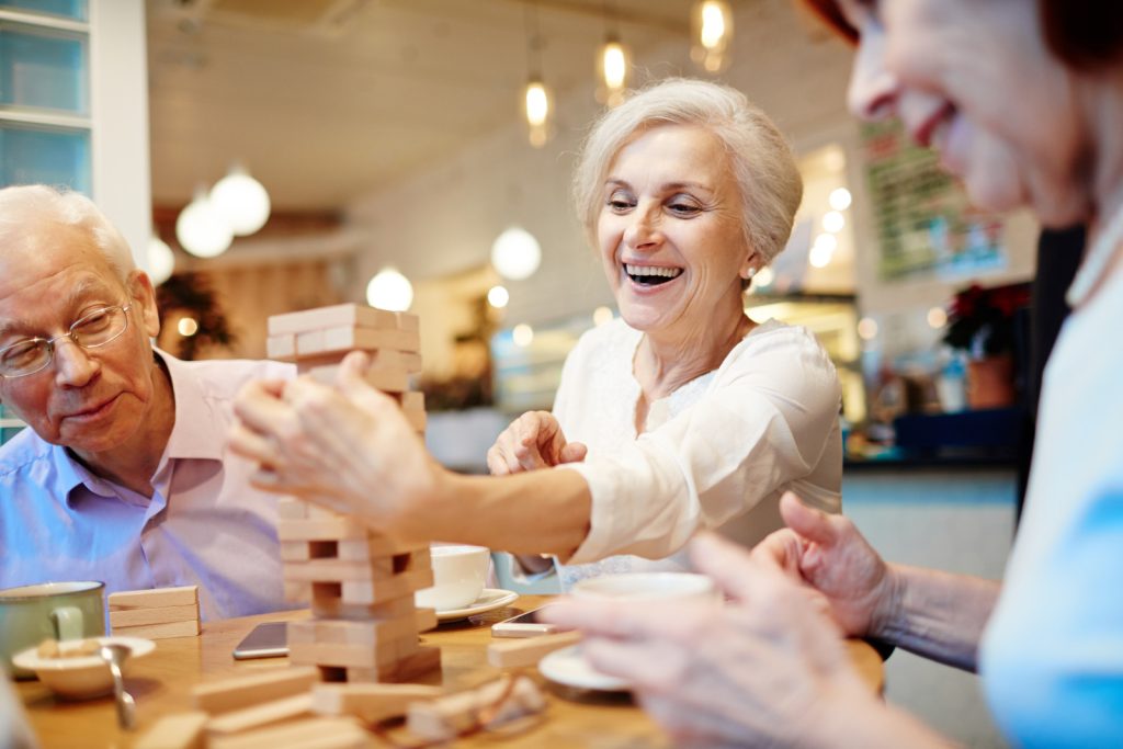 Grupo de terceira idade jogando jenga
