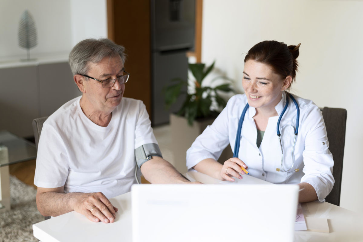 Médica verifca pressão de seu paciente