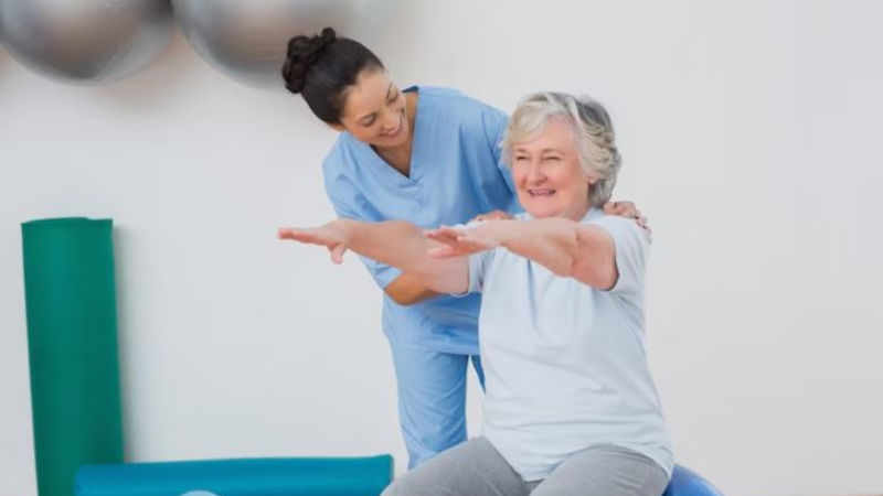 Mulher faz fisioterapia